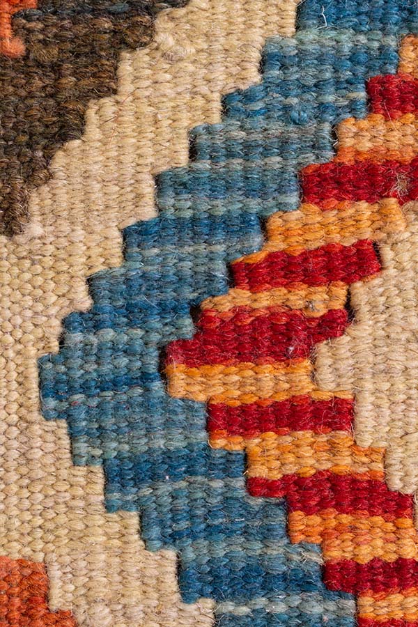 アフガニスタン産の手織りウールキリム。斬新なカラーリングと幾何学模のクローズアップ