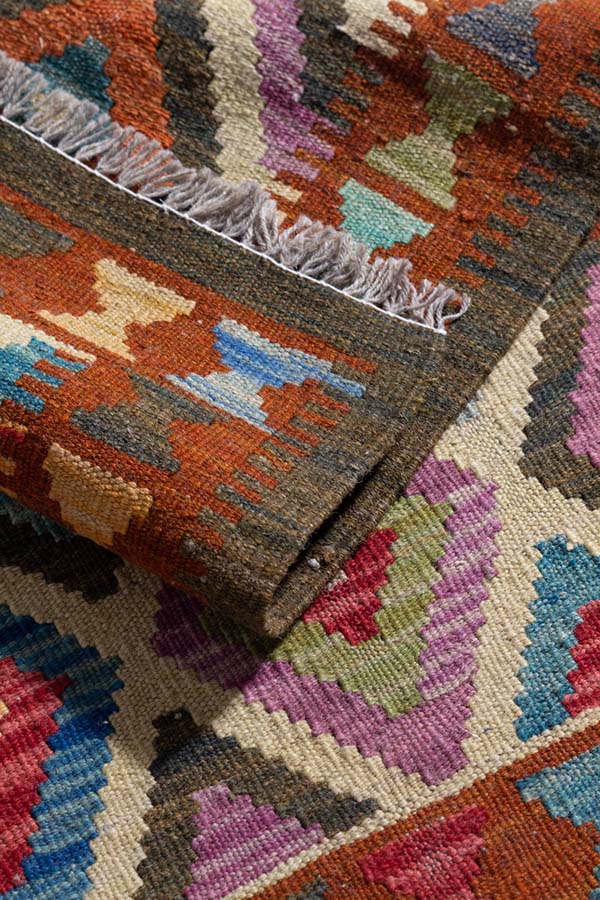 アフガニスタン産の手織りウールキリム。斬新なカラーリングと幾何学模のクローズアップ