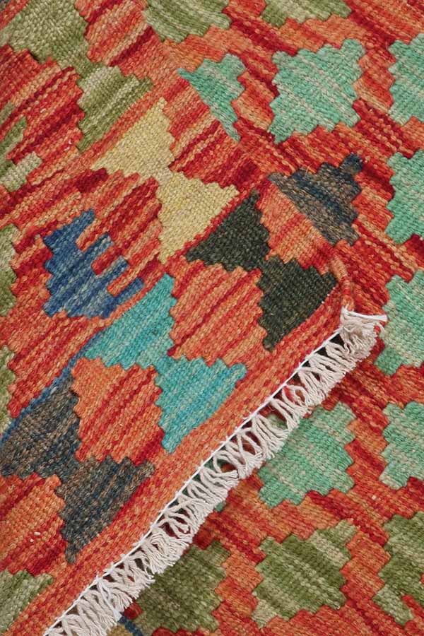 アフガニスタンの土地から生まれた手織りキリム。伝統的なデザインと高品質素材を使用