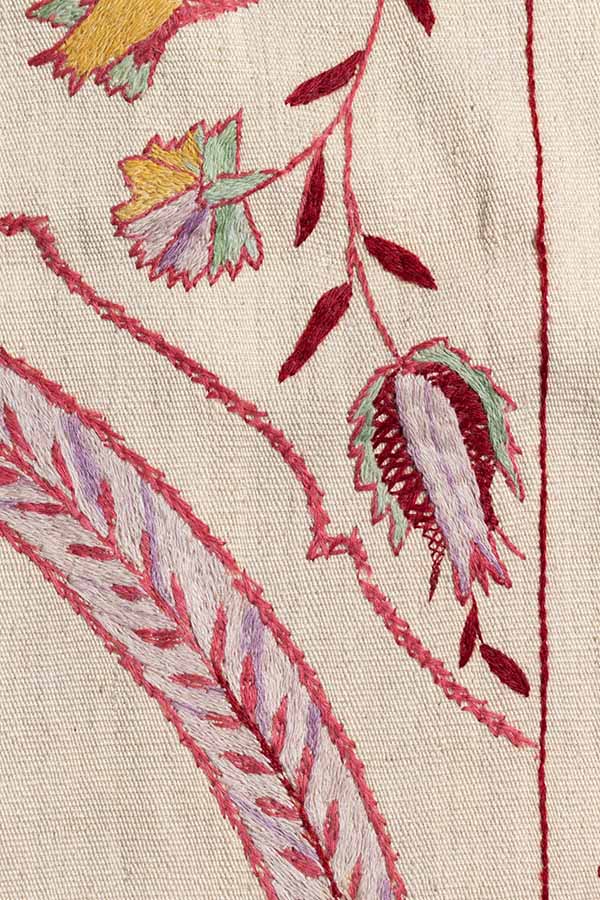 ナチュラルな色合いの手織りウールキリム、花と葉のオーナメント、アフガニスタン製。