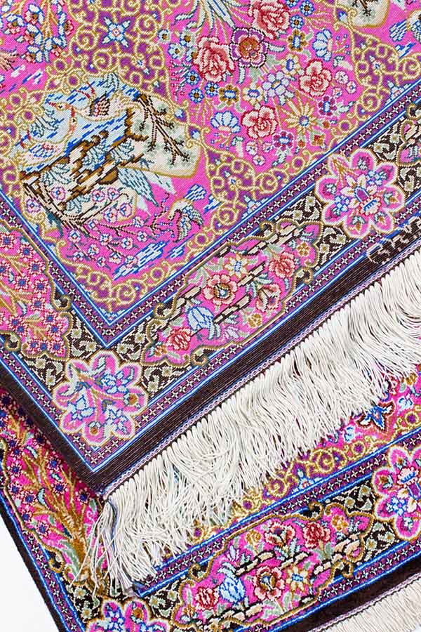 タペストリーとしても使用できるクム産ペルシャ絨毯