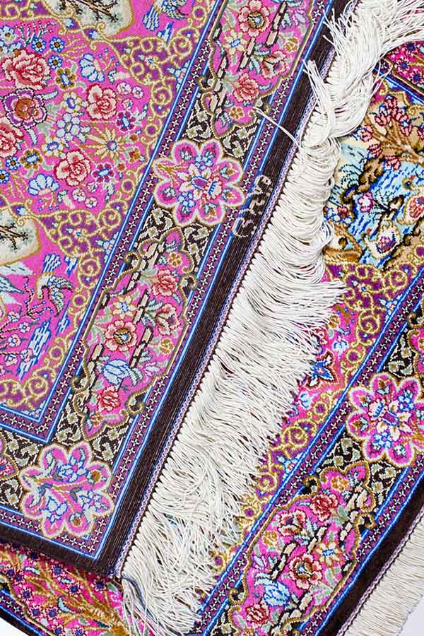 幸せな春を感じさせるピンク色のペルシャ絨毯の詳細
