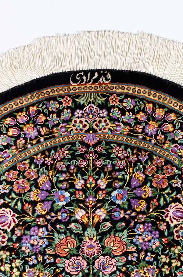 シルク製ペルシャ絨毯の光沢と織り詳細