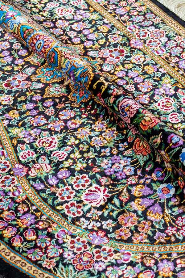 クム産ペルシャ絨毯の豊かなデザインと光沢