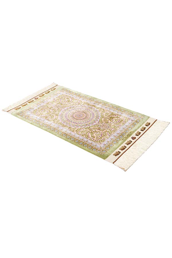 クム産のシルク手織りペルシャ絨毯、クリームグリーンの枠と多彩なメダリオン文様