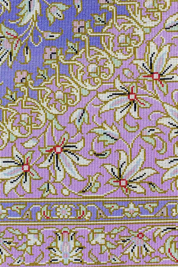 イラン・クム製、手織りのファインクオリティペルシャ絨毯。商品番号 43745。シルク素材、約101cm x 103cmのサイズ（フリンジを含まず）。正方形に近く、パープルの色合わせのデザイン。中央のレンゲ風メダリオンとその周囲の白い花や唐草模様が細かく緻密に織り込まれている。