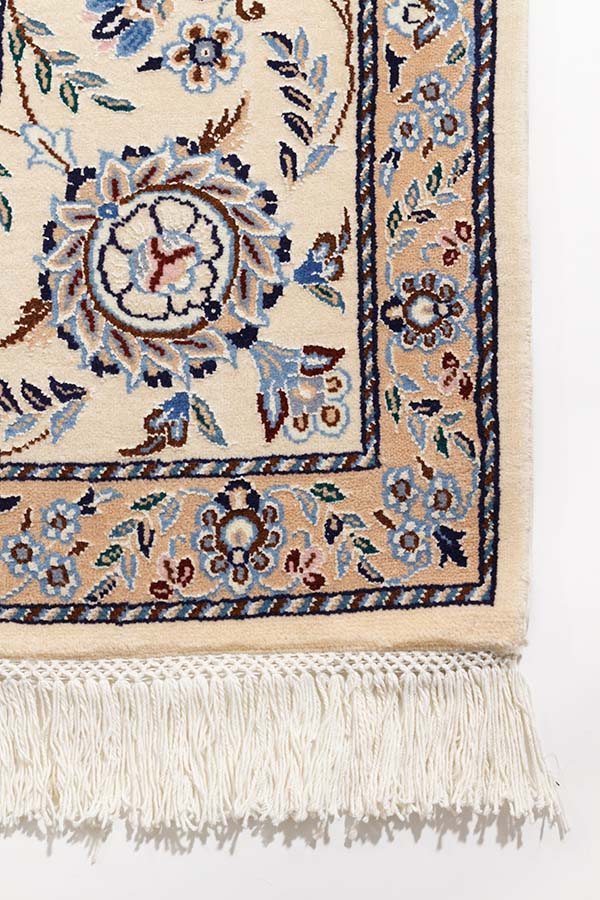 ペルシャ・ナイン製ペルシャ絨毯、アイボリーベース、中央メダリオン唐草模様、シルク縁取り