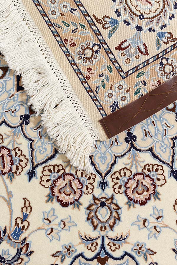 ペルシャ・ナイン製ペルシャ絨毯、アイボリーベース、中央メダリオン唐草模様、シルク縁取り