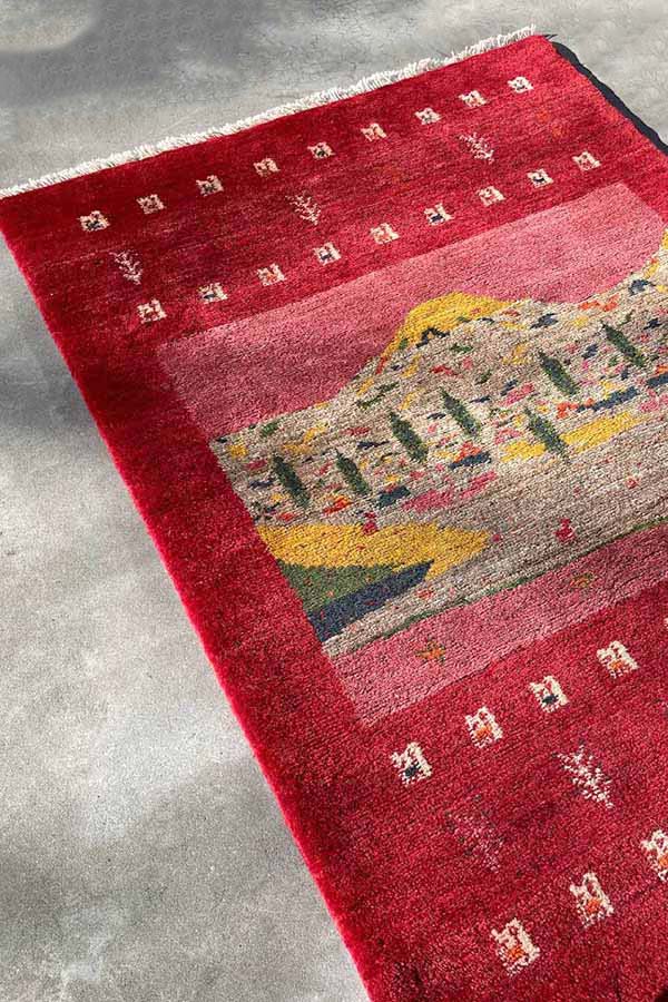 花と鹿のデザインが施された手織りのペルシャギャッベ絨毯。
