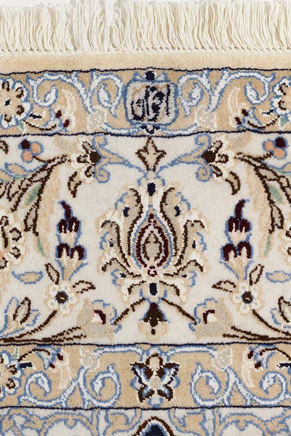 ナイン産ペルシャ絨毯 - ネイビーとアイボリーカラー、シルク縁取り付き