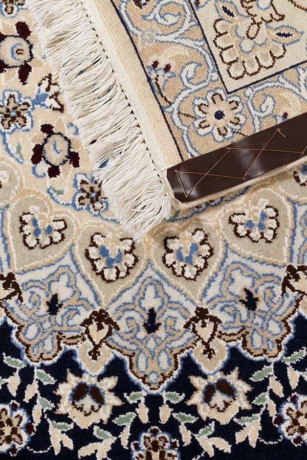 ナイン産ペルシャ絨毯 - ネイビーとアイボリーカラー、シルク縁取り付き