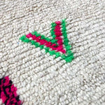 モロッカン ラグ アジラル: ナチュラルベース、ビビッドグリーン・ピンク抽象模様、ウール製、手織り"