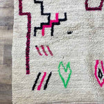 モロッカン ラグ アジラル: ナチュラルベース、ビビッドグリーン・ピンク抽象模様、ウール製、手織り