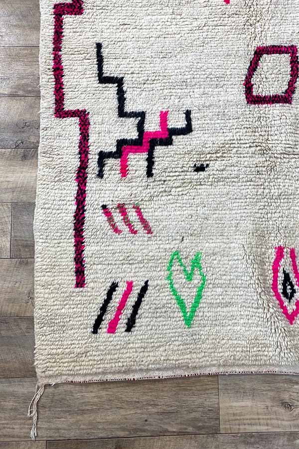 モロッカン ラグ アジラル: ナチュラルベース、ビビッドグリーン・ピンク抽象模様、ウール製、手織り