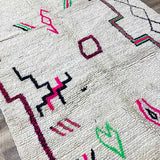 モロッカン ラグ アジラル: ナチュラルベース、ビビッドグリーン・ピンク抽象模様、ウール製、手織り"