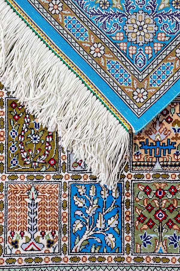 ペルシャ絨毯　シルク　約80cm x 123cm