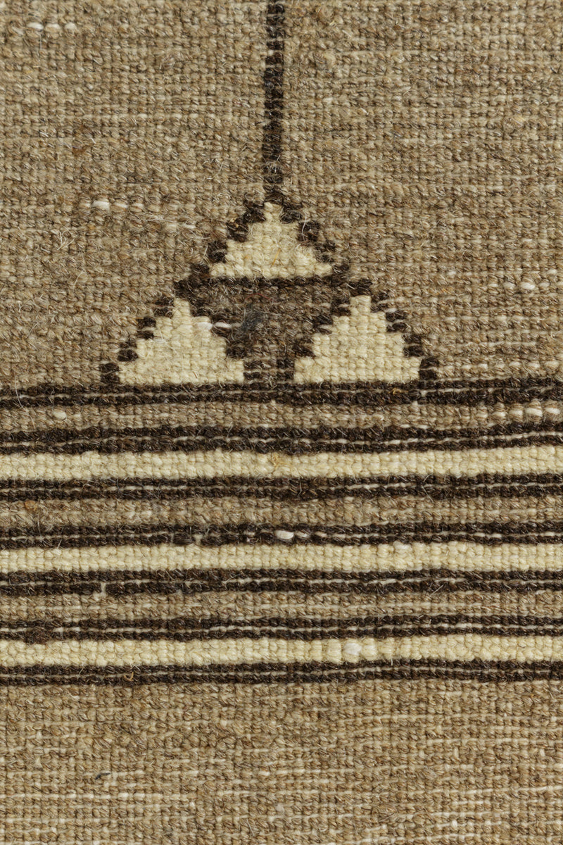 パキスタンの伝統的な手織り技術とニュージーランドの高品質ウールを組み合わせた、ブラウンベースの緻密な絨毯。サイズ：約63cm x 91cm。