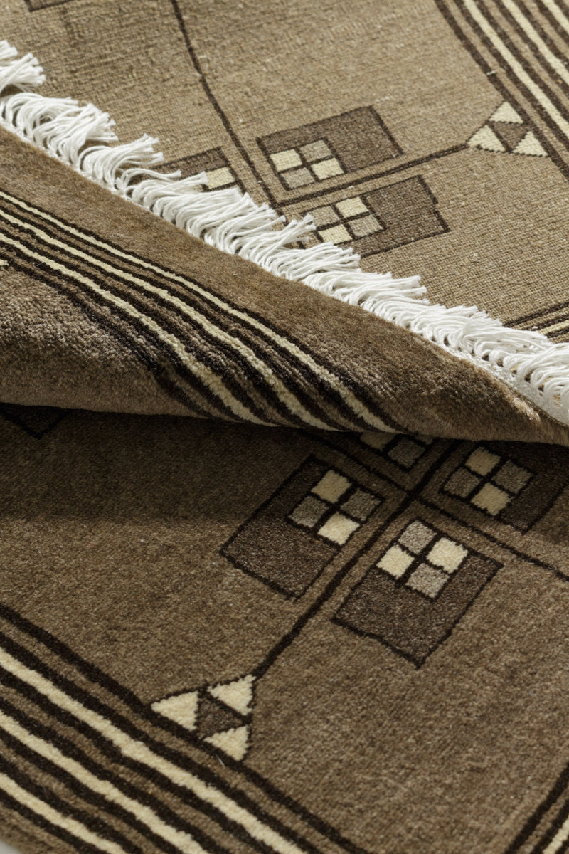 ウール100%のブラウンベースの絨毯。パキスタンラホールで織られた12/24の織りの細かさを持つ最上ランクの品。