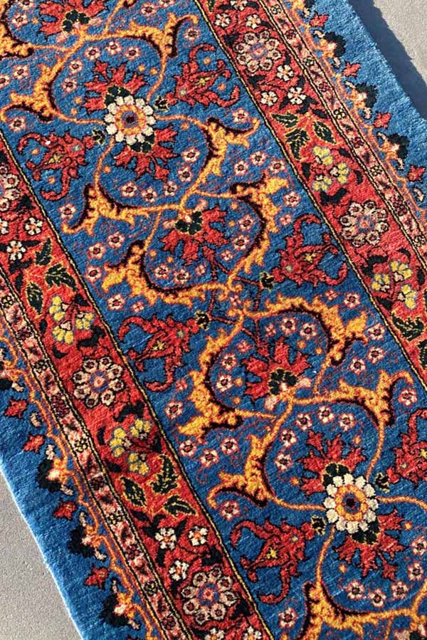 イラン・カシュガイ族製のペルシャギャッベ、青色ベースの花と唐草模様、ウール素材、サイズ72cm x 190cm