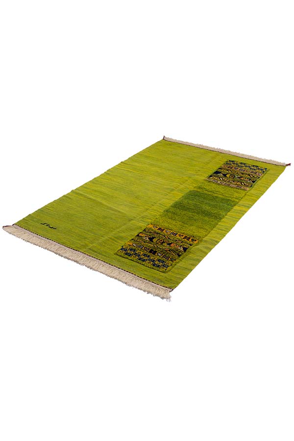 草原のような緑と黄緑のグラデーションを持つペルシャキリムラグ