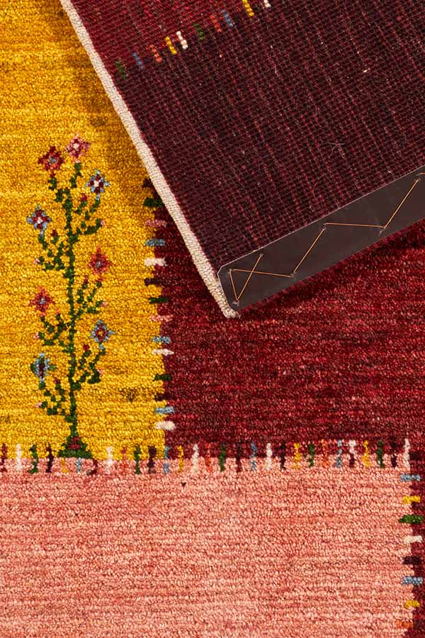 シーラーズ地方特有の手織り技法を使用したペルシャギャッベ
