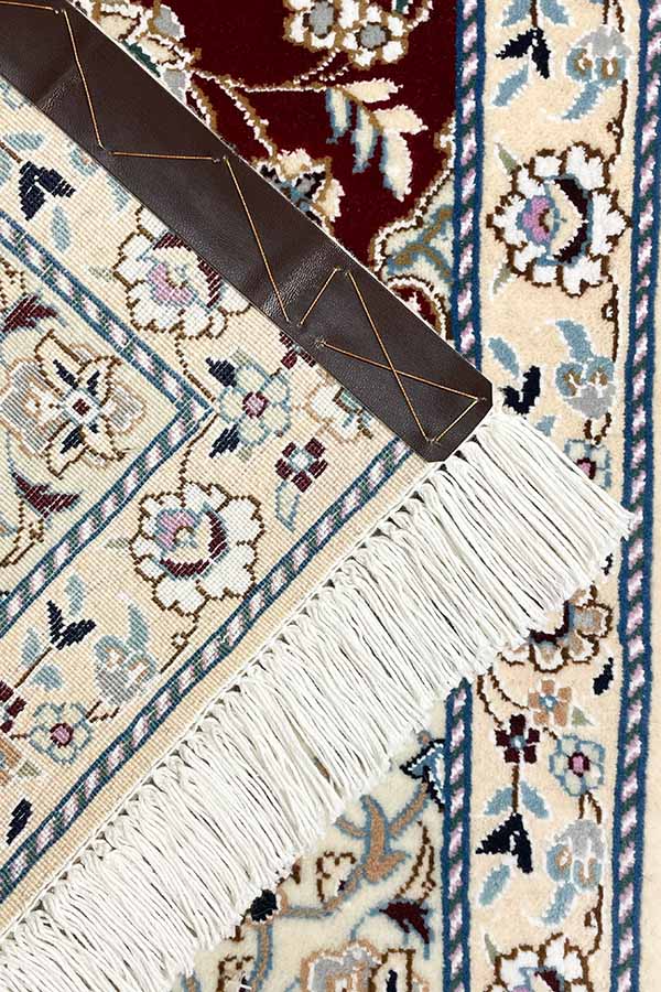 イラン・ナイン手織りペルシャ絨毯、赤色ベースの唐草模様、ウール&シルク素材