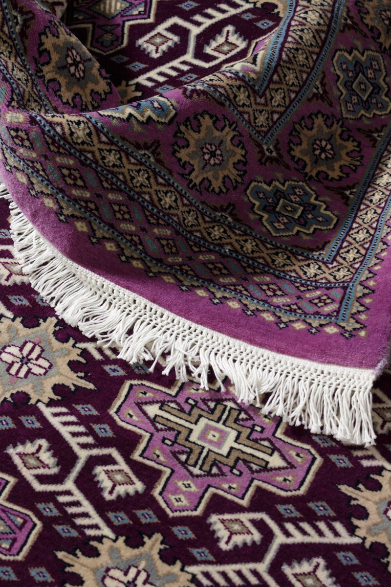 パキスタン絨毯 <br>ファインクオリティ<br>約137cm x 193cm