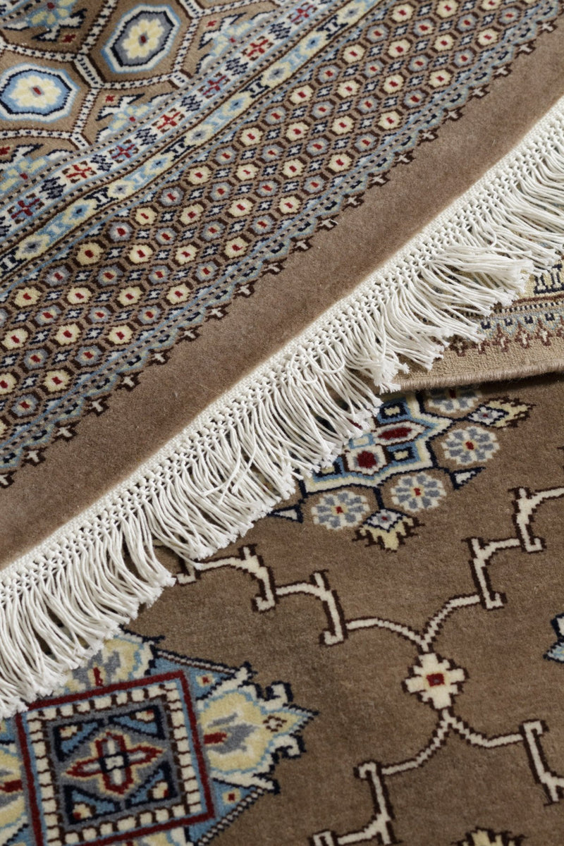 パキスタン絨毯 <br>ファインクオリティ<br>約144cm x 202cm