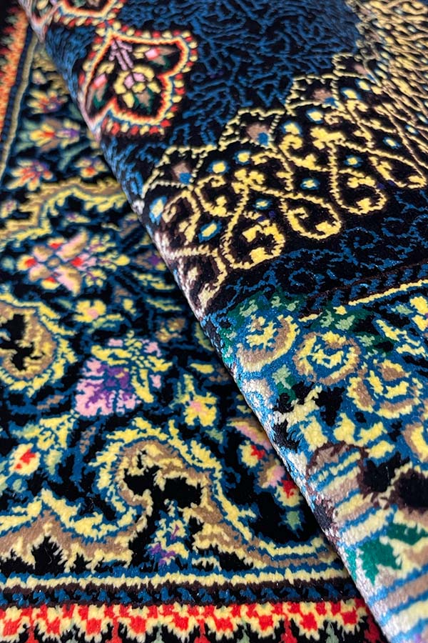 クム産のグリーンとライトブルーのシルクペルシャ絨毯、ゴールドメダリオン模様付き。
