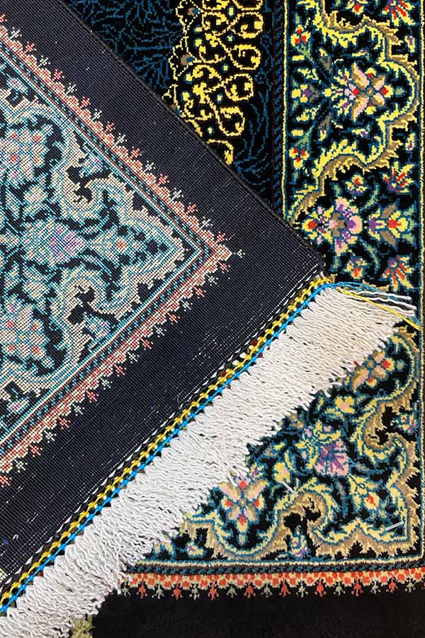 クム産のグリーンとライトブルーのシルクペルシャ絨毯、ゴールドメダリオン模様付き。