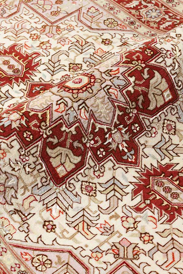 ペルシャへリーズ製、シルク混ウールのペルシャ絨毯、中央メダリオンと唐草模様デザイン