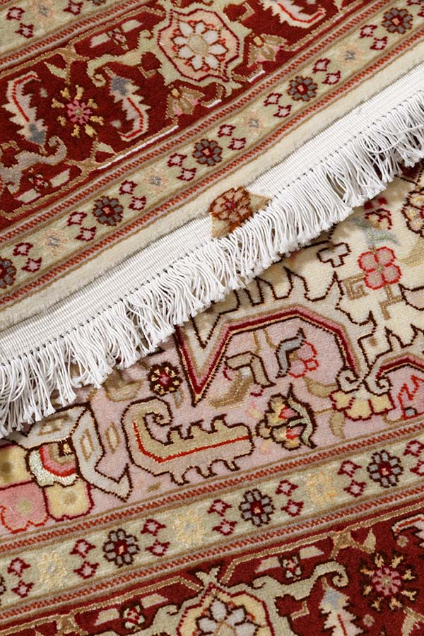 ペルシャへリーズ製、シルク混ウールのペルシャ絨毯、中央メダリオンと唐草模様デザイン