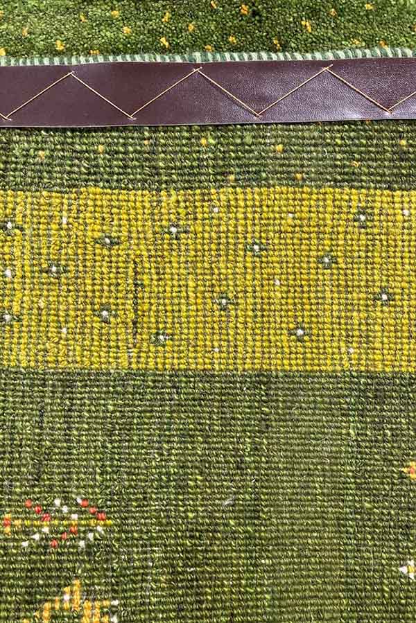 ペルシャギャッベ絨毯、黄緑と緑のベースカラー、イランシーラーズ製、鹿と木のデザイン