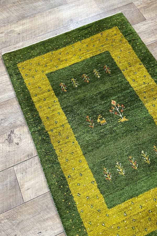 ペルシャギャッベ絨毯、黄緑と緑のベースカラー、ペルシャシーラーズ製、鹿と木のデザイン
