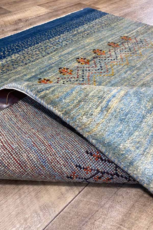 柔らかなウール素材のペルシャギャッベ - 青と灰色の緻密な織り