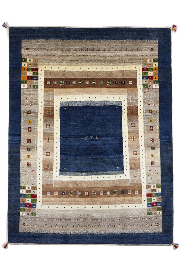 ペルシャギャッベのウール素材で織られた手織り絨毯の全体像