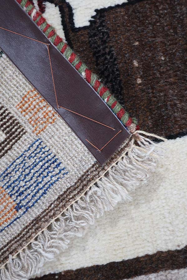 イランシーラーズ製の手織りペルシャ絨毯、2頭のライオンが向かい合うデザイン