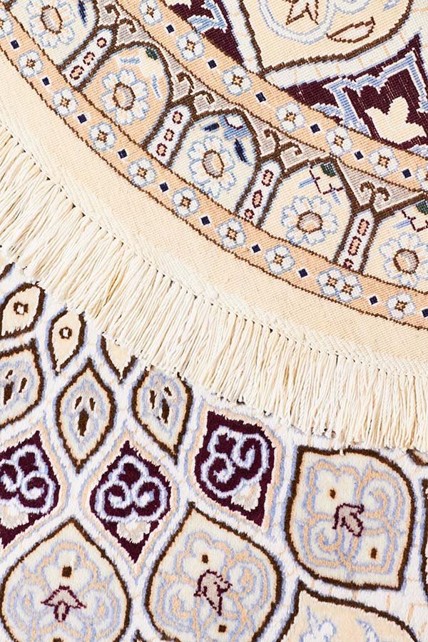 ナイン製ペルシャ絨毯、円形、中央メダリオンと細かな唐草模様