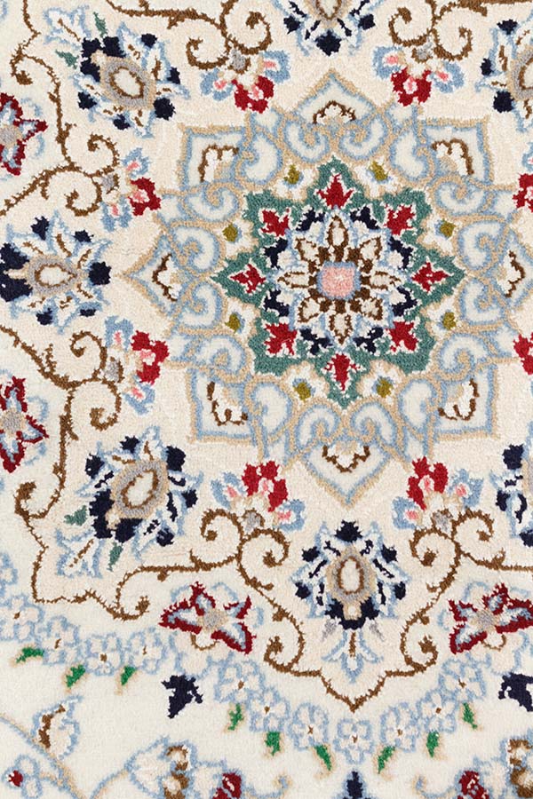 イランナイン製、円形のペルシャ絨毯、中央メダリオンと唐草模様、シルク混ウール
