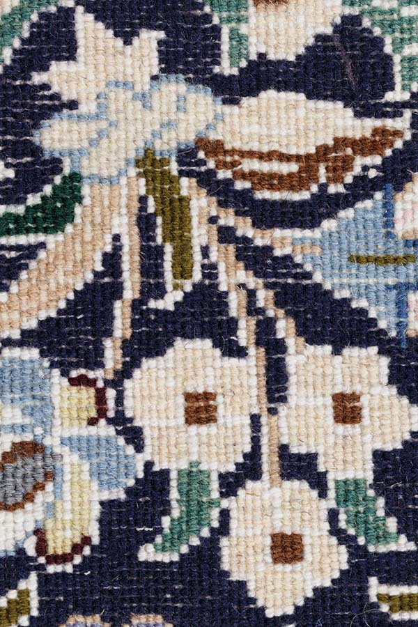円形のペルシャ絨毯の折の細かさ
