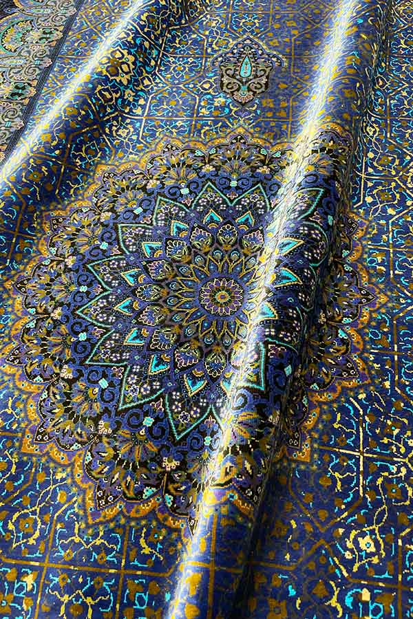ペルシャ絨毯　シルク　約80cm x 125cm