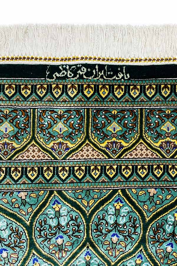イラン・クム産、シルクのペルシャ絨毯。エメラルドグリーンのタイル模様、モスクの天井デザイン。