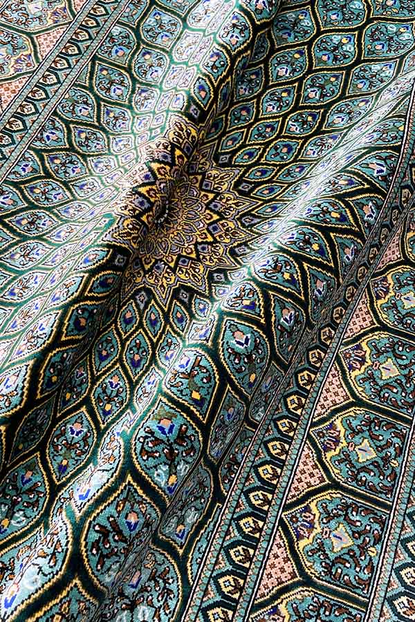 イラン・クム産、シルクのペルシャ絨毯。エメラルドグリーンのタイル模様、モスクの天井デザイン。