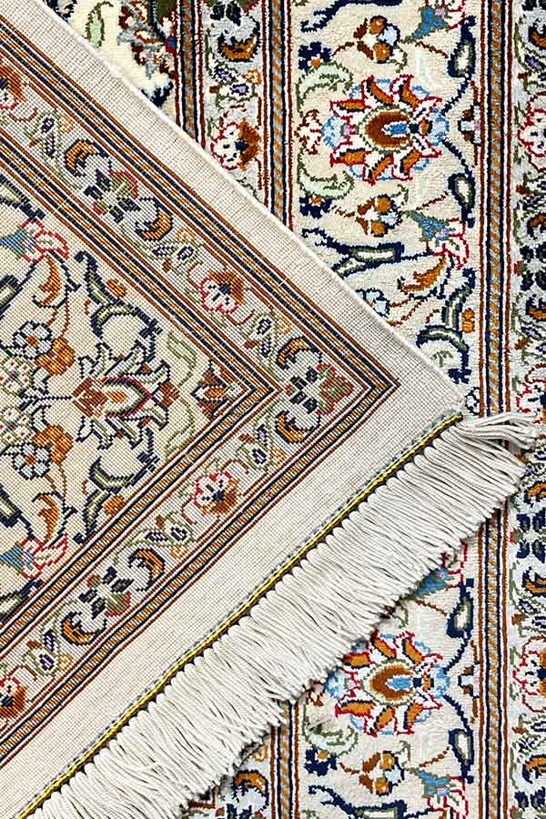 ペルシャ・クム産のシルク製ペルシャ絨毯玄関マット。オフホワイトベースに唐草模様とメダリオンデザイン。