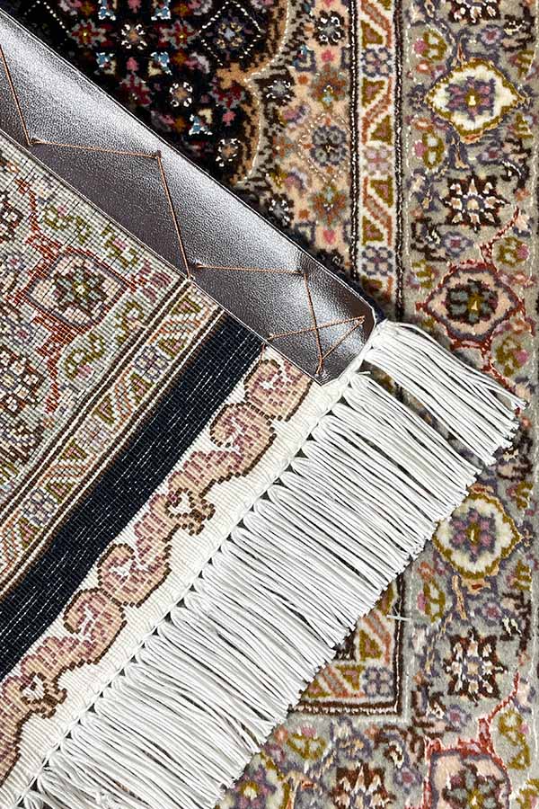 タブリーズ市で手織りされたブラックのペルシャ絨毯 - ウールとシルクの高品質素材