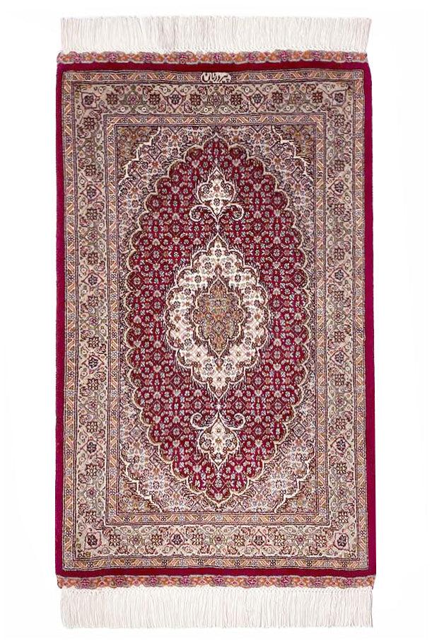 タブリーズ市で手織りされた鮮やかなピンクのペルシャ絨毯