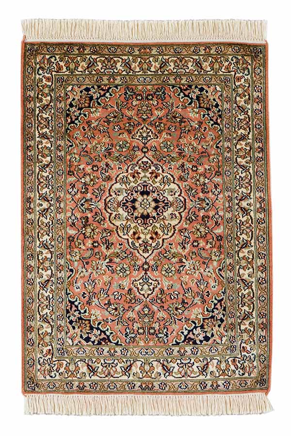 カシミールシルク手織り絨毯 - 温かな色合いと美しい模様