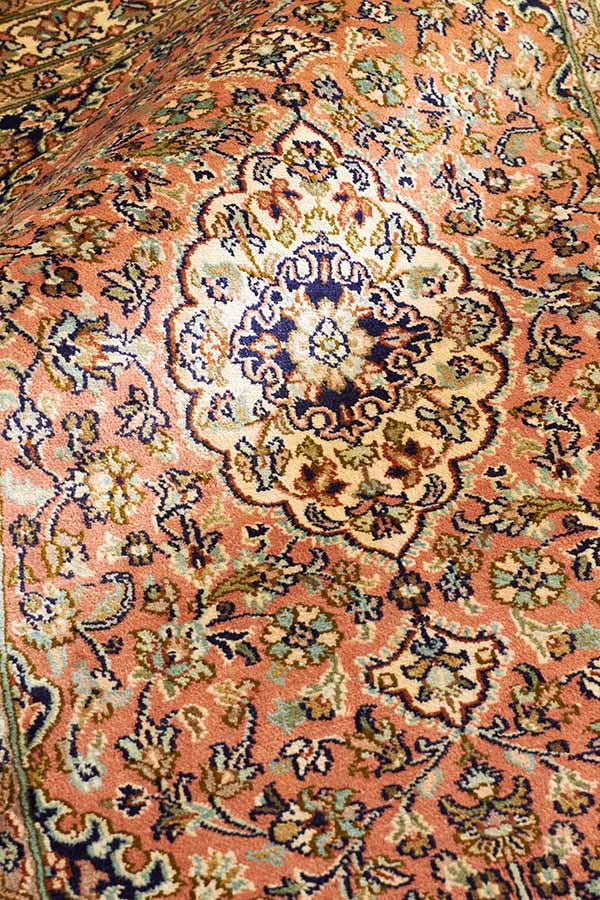 黄色味が温もりを演出するカシミール絨毯