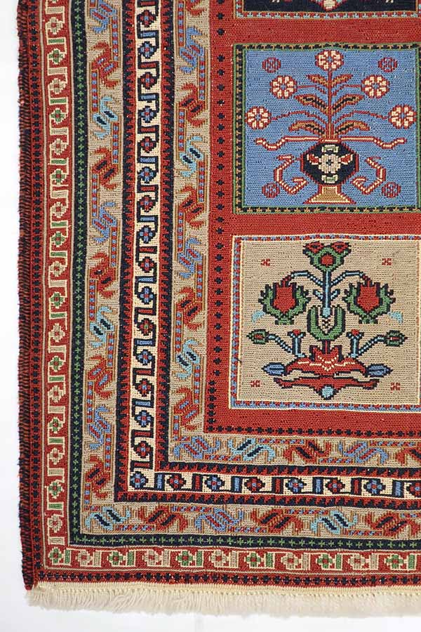 イラン・シーラーズのペルシャスマックキリム、朱色の庭園デザイン、質感の織り