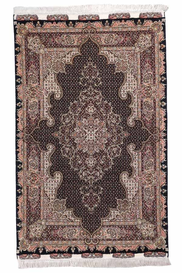ペルシャ絨毯　タブリーズ　約102cm x 162cm　